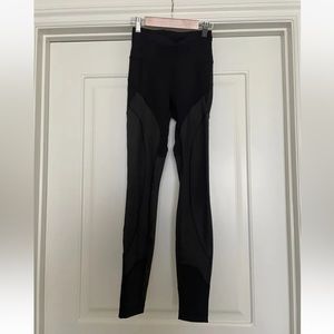 lululemon womens black leggings with mesh cut outs size 2